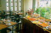 buffet.jpg (10565 bytes)